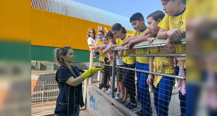 Na etapa prática, os alunos contribuíram com a coleta de óleo de cozinha usado e acompanharam, respeitando os cuidados necessários durante o processo, sua transformação em sabão.