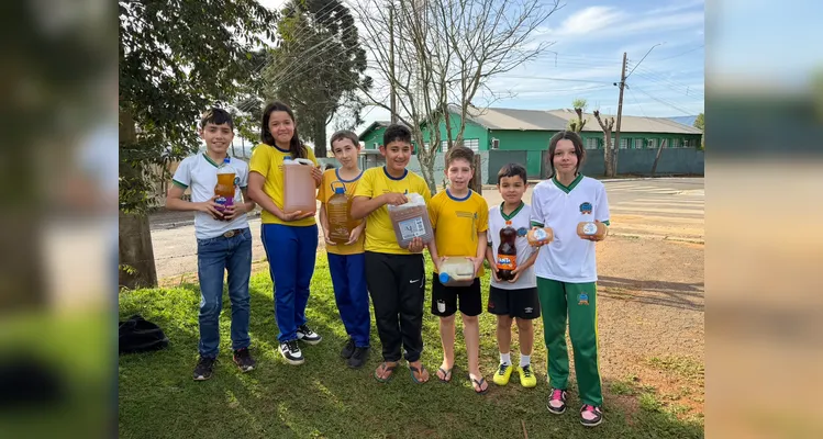 Na etapa prática, os alunos contribuíram com a coleta de óleo de cozinha usado e acompanharam, respeitando os cuidados necessários durante o processo, sua transformação em sabão.