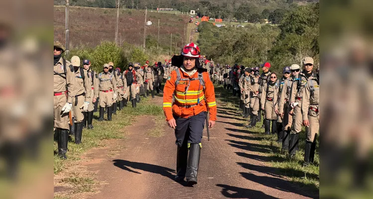 500 bombeiros participam do maior treinamento de combate a incêndios florestais