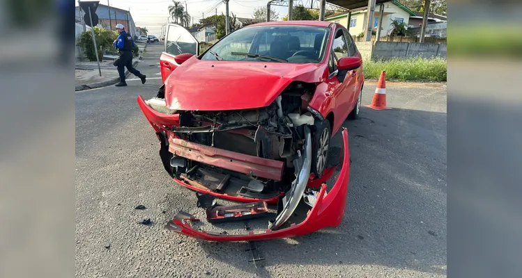 Carro capota após colisão e quatro ficam feridos em Ponta Grossa