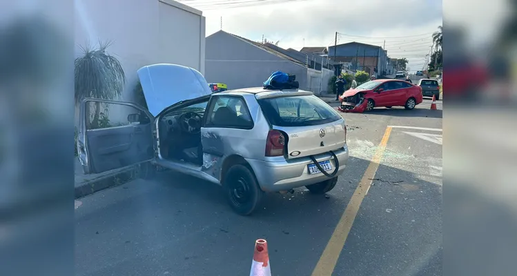 Carro capota após colisão e quatro ficam feridos em Ponta Grossa