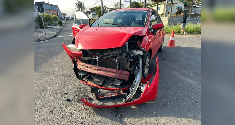 Carro capota após colisão e quatro ficam feridos em Ponta Grossa