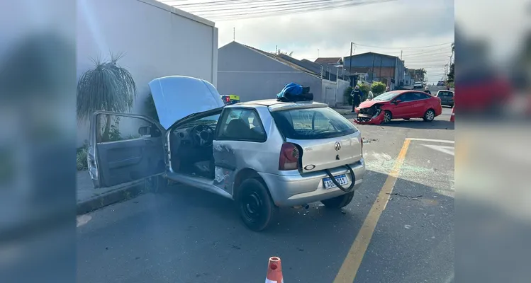 Carro capota após colisão e quatro ficam feridos em Ponta Grossa