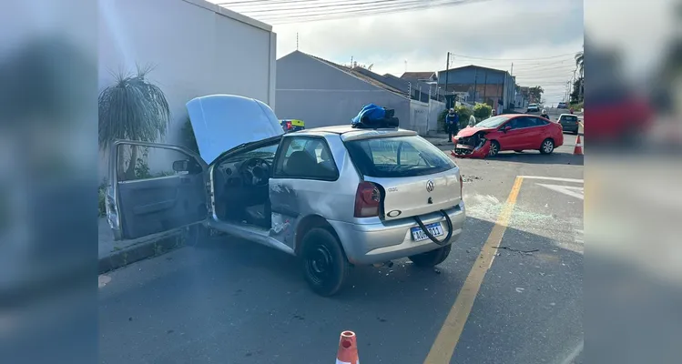 Carro capota após colisão e quatro ficam feridos em Ponta Grossa
