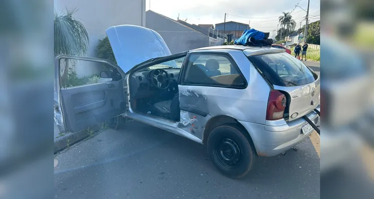 Carro capota após colisão e quatro ficam feridos em Ponta Grossa