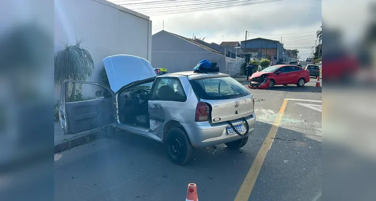 Carro capota após colisão e quatro ficam feridos em Ponta Grossa