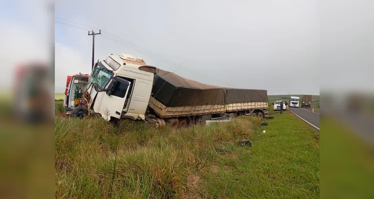 Cinco pessoas morrem em colisão frontal na PR-090, em Ventania