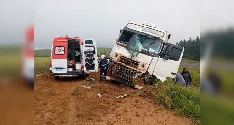 Cinco pessoas morrem em colisão frontal na PR-090, em Ventania