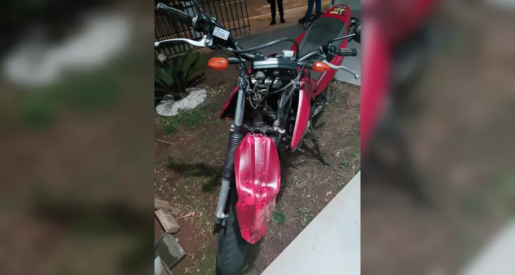 Motociclista fica ferido após colidir com caminhão estacionado no Bairro Cará-Cará