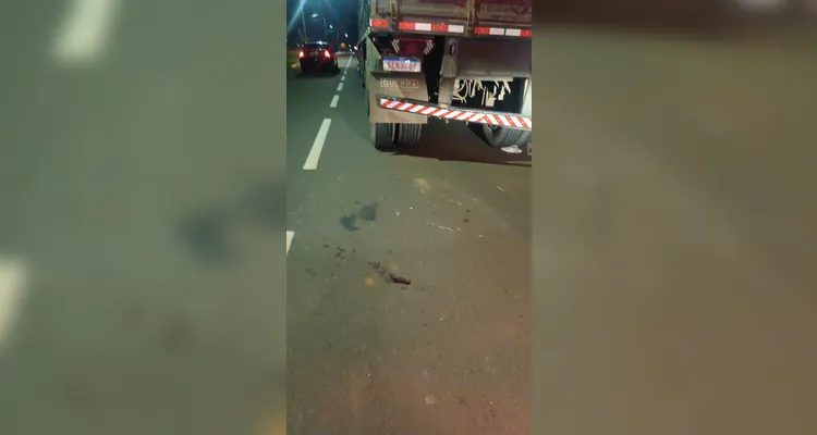 Motociclista fica ferido após colidir com caminhão estacionado no Bairro Cará-Cará