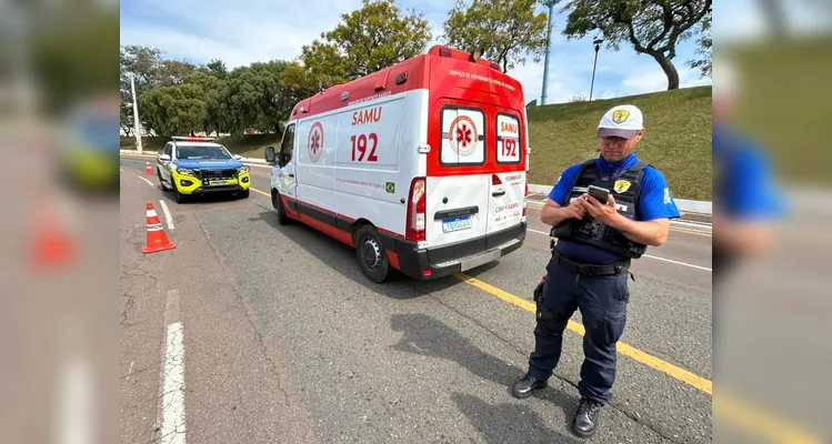 Motociclista fica ferido após bater contra carro no Centro de PG