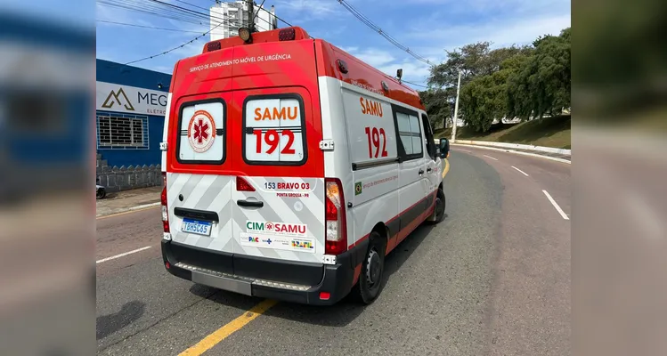 Motociclista fica ferido após bater contra carro no Centro de PG