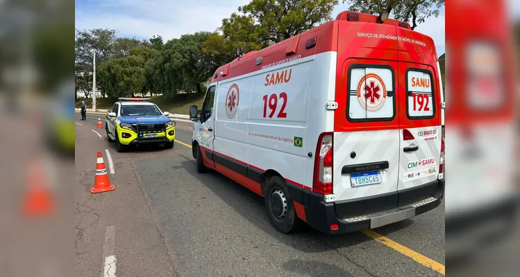 Motociclista fica ferido após bater contra carro no Centro de PG