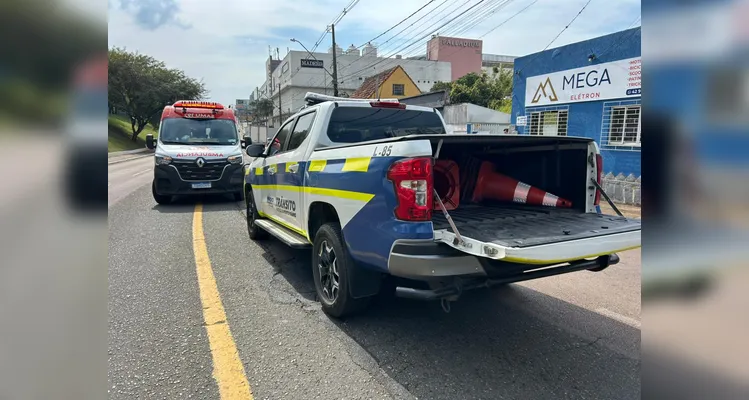 Motociclista fica ferido após bater contra carro no Centro de PG