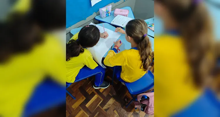 Os educandos confeccionaram bumerangues para simbolizar como as atitudes adotadas em relação à natureza podem gerar consequências.