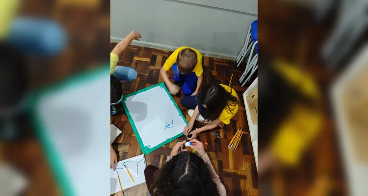 Os educandos confeccionaram bumerangues para simbolizar como as atitudes adotadas em relação à natureza podem gerar consequências.