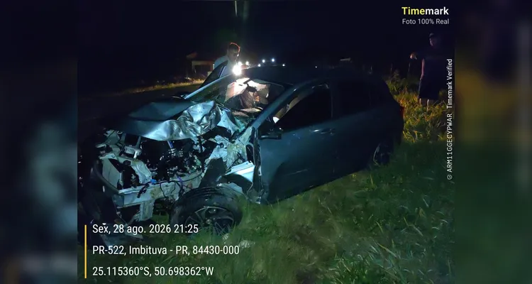 Carro com placas de PG bate em árvore e idosa fica gravemente ferida em Imbituva