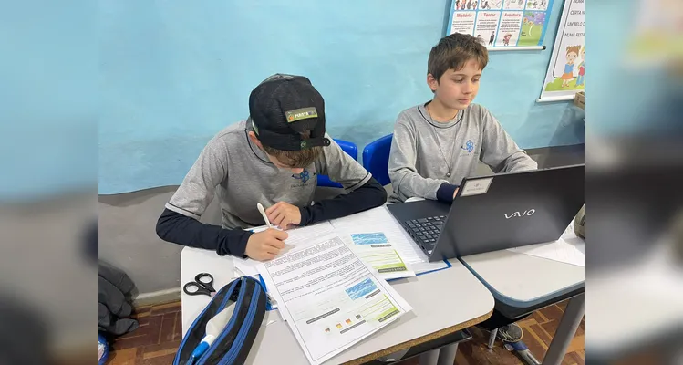 Os alunos desenvolveram as propostas e confeccionaram os cartazes com auxílio da inteligência artificial.