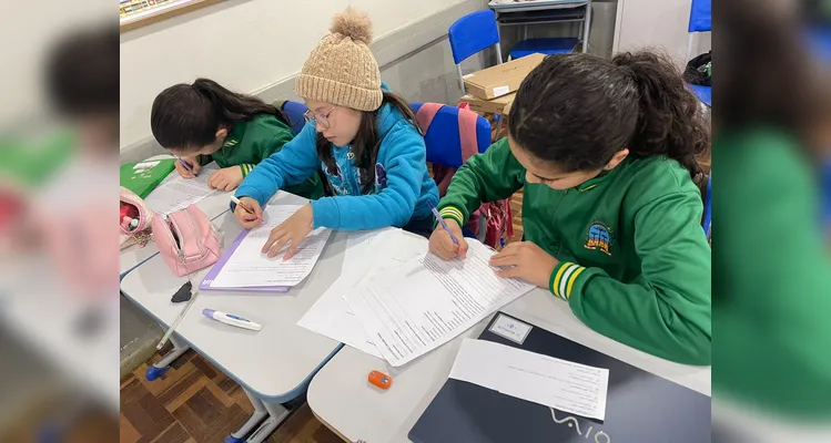 Os alunos desenvolveram as propostas e confeccionaram os cartazes com auxílio da inteligência artificial.