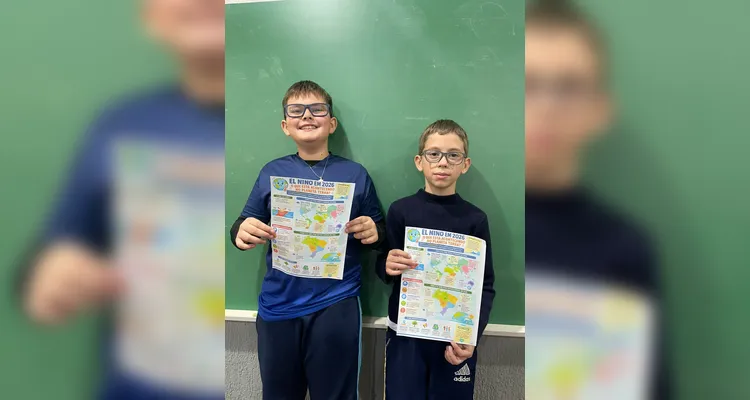 Os alunos apresentam cartazes sobre El Niño e La Niña, produzidos com apoio da inteligência artificial durante a atividade.