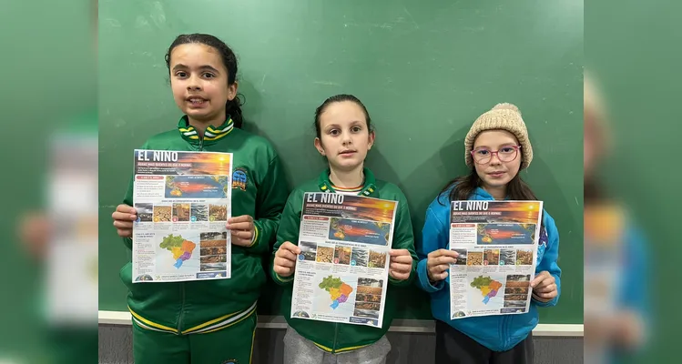 Os alunos apresentam cartazes sobre El Niño e La Niña, produzidos com apoio da inteligência artificial durante a atividade.
