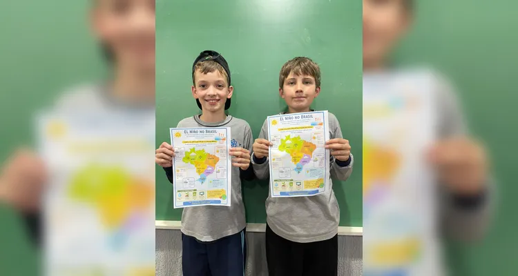 Os alunos apresentam cartazes sobre El Niño e La Niña, produzidos com apoio da inteligência artificial durante a atividade.