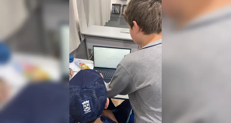 Os alunos desenvolveram as propostas e confeccionaram os cartazes com auxílio da inteligência artificial.