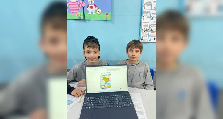 Os alunos desenvolveram as propostas e confeccionaram os cartazes com auxílio da inteligência artificial.