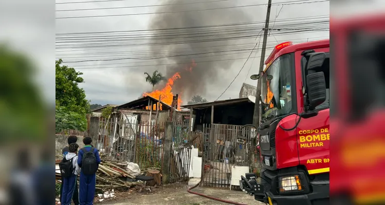 Casa de madeira é destruída em incêndio no Jardim Atlanta em PG