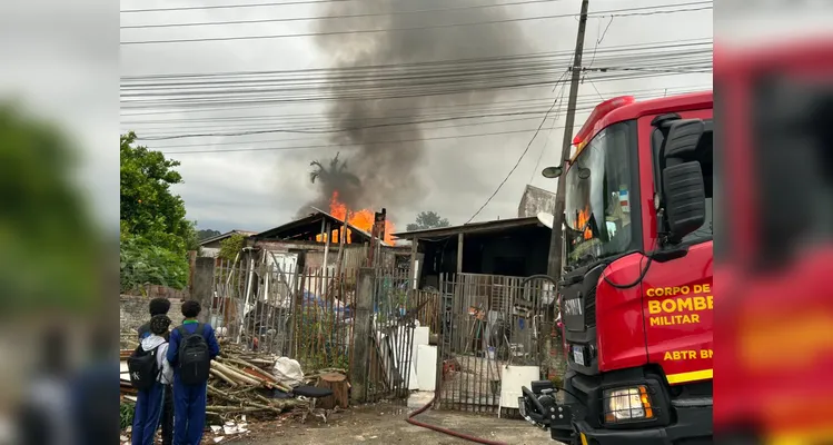 Casa de madeira é destruída em incêndio no Jardim Atlanta em PG