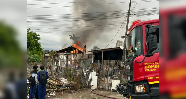 Casa de madeira é destruída em incêndio no Jardim Atlanta em PG