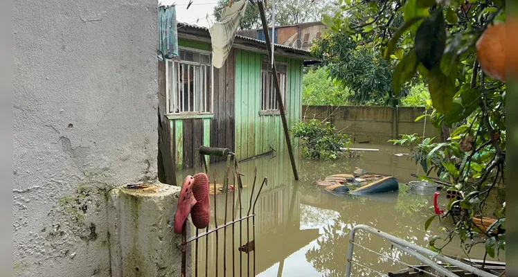 Chuva alaga casa e mobiliza Defesa Civil no bairro Nova Rússia em PG