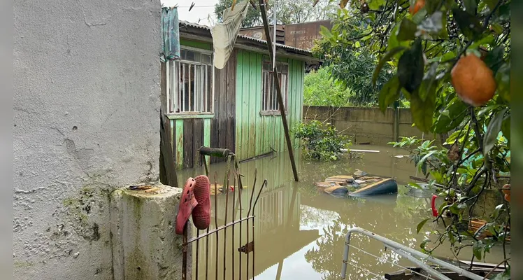 Chuva alaga casa e mobiliza Defesa Civil no bairro Nova Rússia em PG