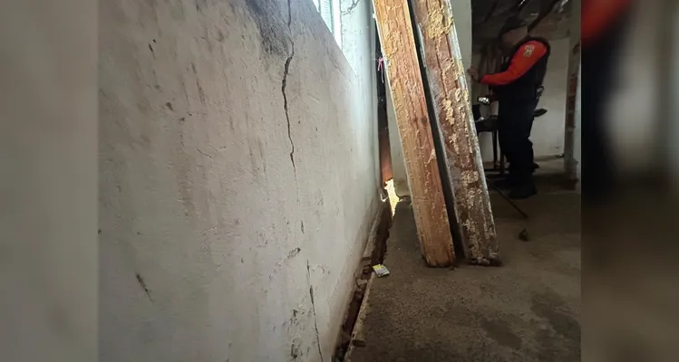Casa é parcialmente interditada após alagamento na região de Uvaranas