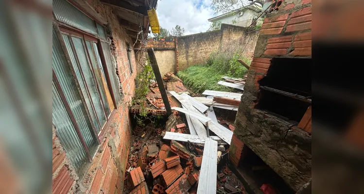 Casa é completamente destruída após alagamento na região de Uvaranas