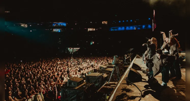 Única brasileira a abrir o show solo do astro britânico no país, cantora de 26 anos emocionou o público, apresentou seus sucessos e surpreendeu os fãs com cover de “Let Me Love You”, acompanhado em coro