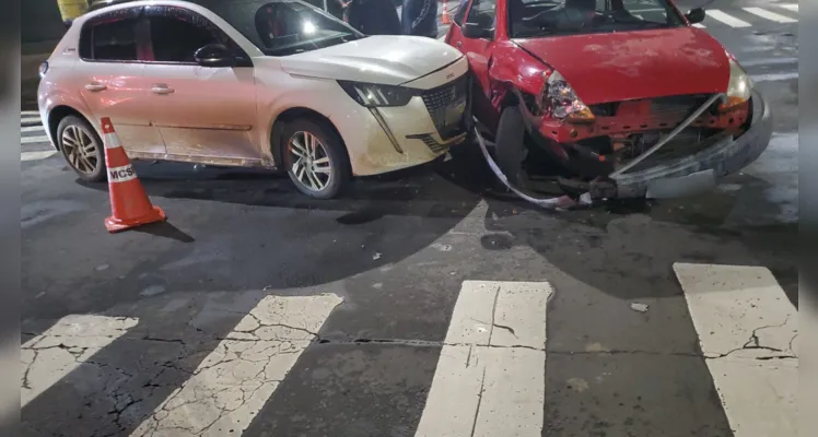 Ford Ka avançou o sinal vermelho colidiu contra outros dois veículos.