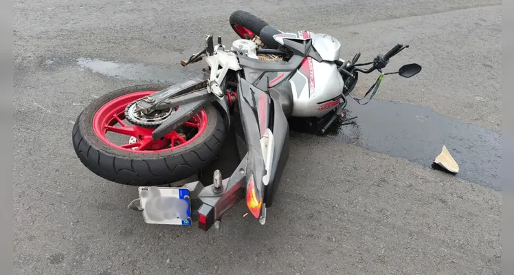 Com o impacto, a condutora da motocicleta acabou caindo na via.