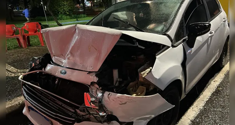 Apesar dos fortes danos no automóvel, ninguém se feriu gravemente.