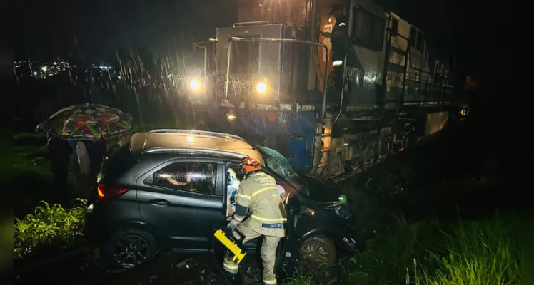 Carro é atingido por trem e motorista fica preso nas ferragens em PG