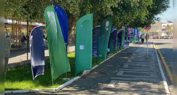Propagandas foram colocadas por toda a cidade .