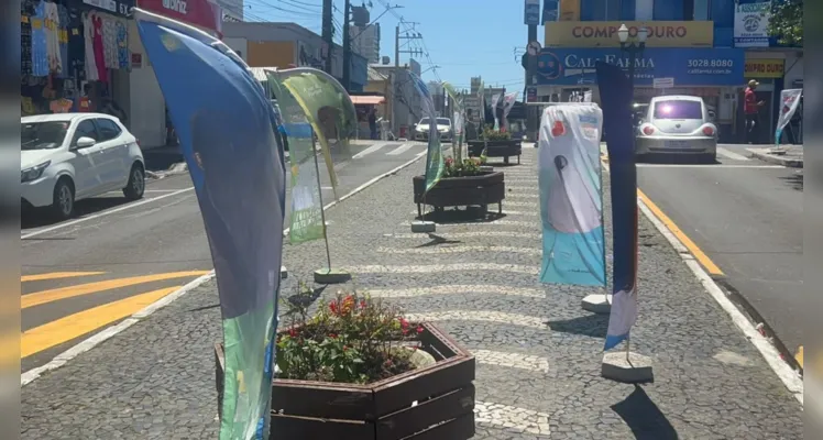 Propagandas foram colocadas por toda a cidade .