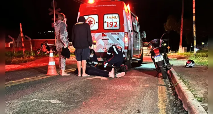 Condutora perdeu o controle ao atingir o buraco na Rua Rio Verde e precisou de atendimento médico.