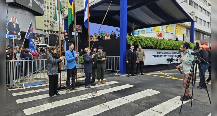 Hino Nacional marca início do desfile de 203 anos de PG