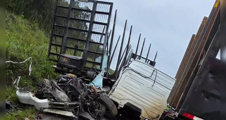 A ocorrência foi registrada às 8h20 e deixou os motoristas das duas carretas gravemente feridos.