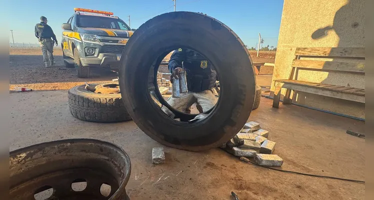 Estepes de carreta escondiam mais de 150 kg de drogas na BR-163