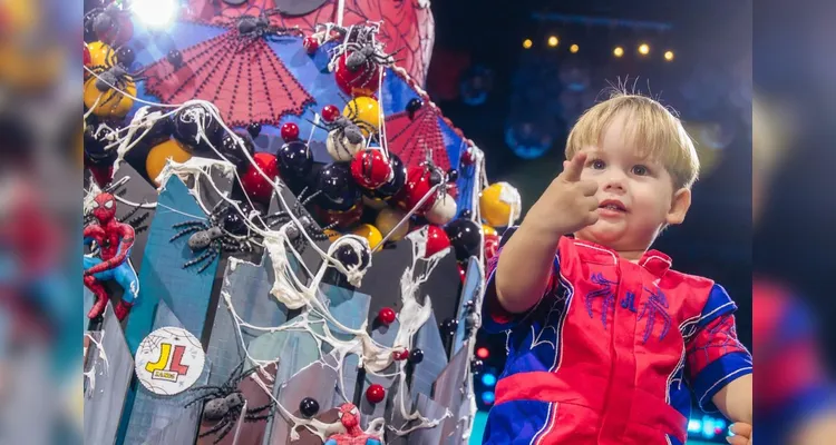 A festa de José Leonardo contou com uma apresentação da Galinha Pintadinha