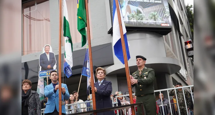 Hino Nacional marca início do desfile de 203 anos de PG