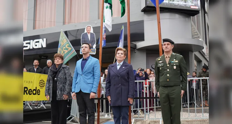 Veja fotos da abertura do desfile dos 203 anos de Ponta Grossa