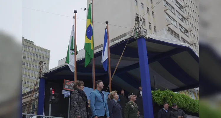 Hino Nacional marca início do desfile de 203 anos de PG